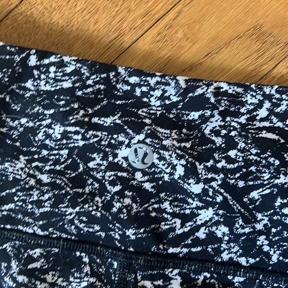 Lululemon Wunder Under Mid rise 25” leggings, size 4, black and white - Picture 2 of 3